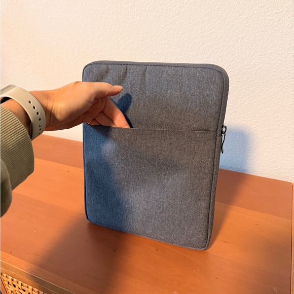 7th Gen Apple iPad - includes Pencil, Case, Charger & Headphones - Picture 5 of 8